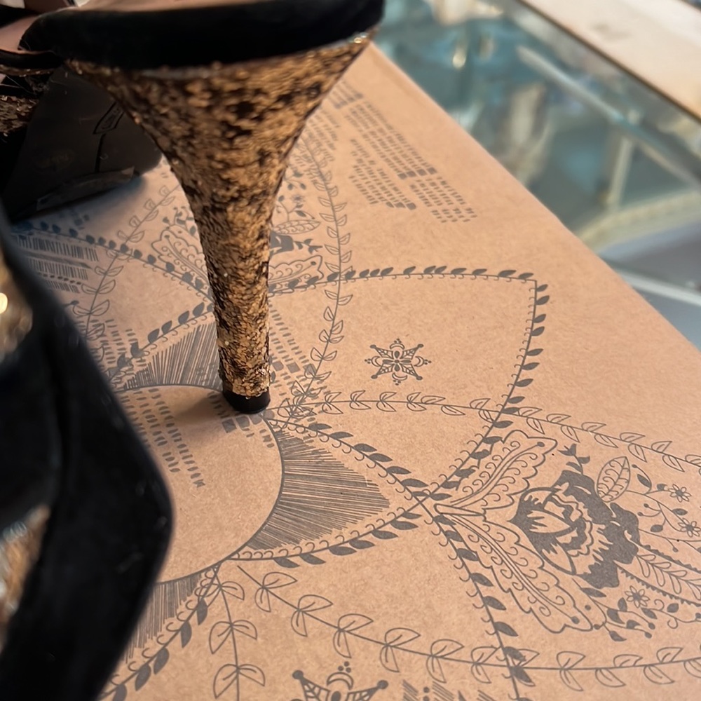 Vince Camuto Padrita Platform Sandals in Gold Glitter & Blk Suede Sz 7 1… - Picture 7 of 16